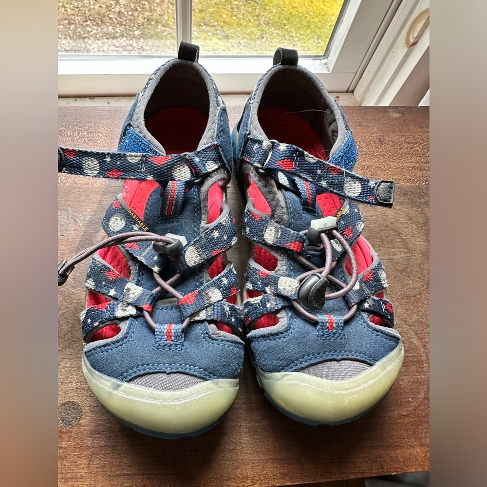 Keen boys H2 water shoes. Glow in the dark.